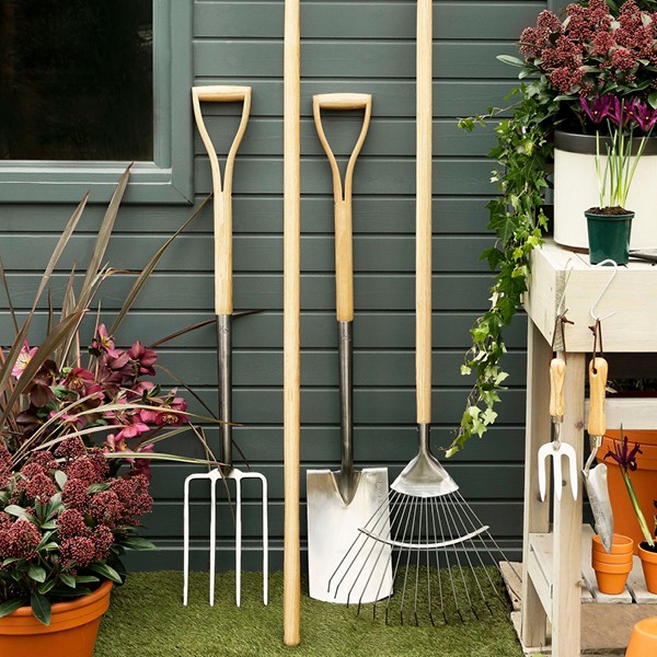 Gardening Tips: How to Tidy Up Your Garden for Spring | Living North